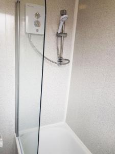 een douche met een glazen deur in de badkamer bij Blackpoolholidaylets Salmesbury Avenue Families And Contractors only in Blackpool