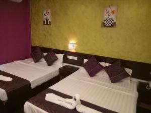 Postel nebo postele na pokoji v ubytování Hotel Sri Bernam