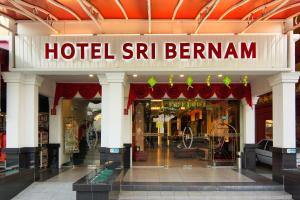 un panneau d'hôtel bernan devant un magasin dans l'établissement Hotel Sri Bernam, à Sabak Bernam