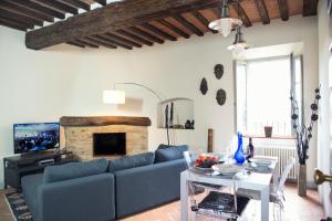 a living room with a blue couch and a fireplace at la Senesina in Monteriggioni