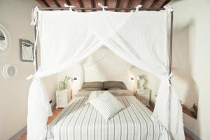 a bedroom with a bed with a canopy at la Senesina in Monteriggioni