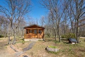 a wooden cabin in the middle of a forest at Cabañas Vallecino in Manzanal de los Infantes