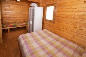 Tempat tidur dalam kamar di Cabañas Vallecino