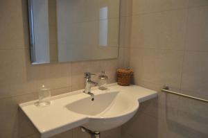 サンタ・クルス・デ・ラ・パルマにあるAtico luminosoのバスルーム(白い洗面台、鏡付)