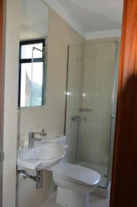サンタ・クルス・デ・ラ・パルマにあるAtico luminosoのバスルーム(トイレ、洗面台、シャワー付)