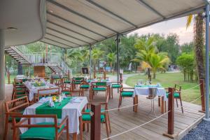 Ein Garten an der Unterkunft Mai Khaolak Beach Resort & Spa - TUIBLUE Mai Khaolak