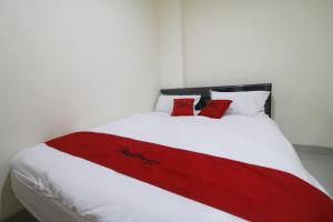 Postel nebo postele na pokoji v ubytování RedDoorz Plus near Mall Ciputra Jakarta