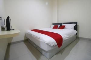 Postel nebo postele na pokoji v ubytování RedDoorz Plus near Mall Ciputra Jakarta + 6 fotografií