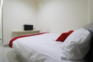 Postel nebo postele na pokoji v ubytování RedDoorz Plus near Mall Ciputra Jakarta