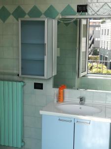 baño con lavabo y ventana en Casa Vacanza Bergamo Centro en Bérgamo