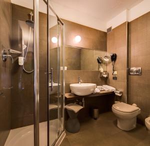 A bathroom at Best Western Plus Hotel Farnese