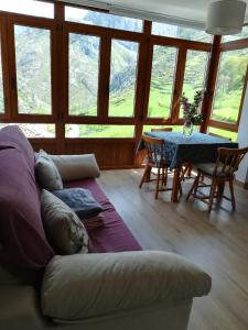 ein Wohnzimmer mit einem Sofa und einem Tisch in der Unterkunft Pico San Carlos ll in Bejes
