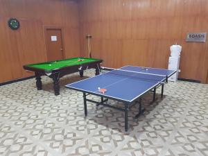 2 mesas de ping pong en una habitación con en Casita inn,Yercaud, en Yercaud