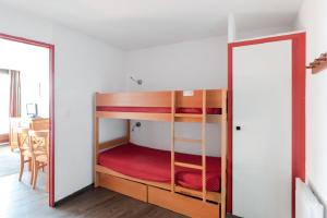 Residence Les Melezes - maeva Home في ألب دويز: غرفة نوم مع سرير بطابقين مع بطانية حمراء