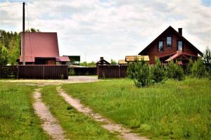 a dirt road in front of a house at Cottages on Polyova in Zgorany