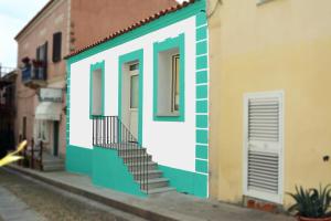 聖特雷莎加盧拉的住宿－Mio & Tuyo，街道上白色和蓝色的建筑