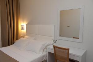 Ein Bett oder Betten in einem Zimmer der Unterkunft Aphrodite Samos Suites