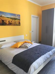 una camera da letto con un letto e un dipinto sul muro di Bed & Breakfast Oltrepo a Casteggio