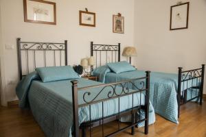 two beds sitting next to each other in a bedroom at B&B Sei Cipressi in Impruneta