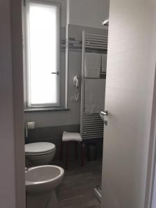 bagno con servizi igienici, lavandino e finestra di Bed & Breakfast Oltrepo a Casteggio