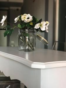 un vaso pieno di fiori seduto su un tavolo di Bed & Breakfast Oltrepo a Casteggio