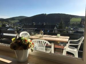 Ein Balkon oder eine Terrasse in der Unterkunft Haus Schöne Aussicht - Winterberg/Niedersfeld