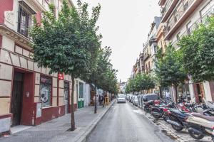 セビリアにあるPrecioso apartamento casco antiguo de Sevilla Castellar 23 bajoの路上駐車の街路