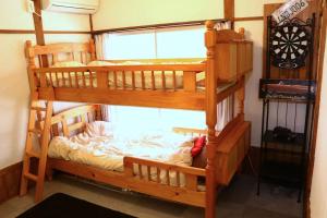 Ein Etagenbett oder Etagenbetten in einem Zimmer der Unterkunft Kingyosou