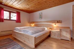 a bedroom with a large wooden bed in a room at Lechnerhof in Lutago