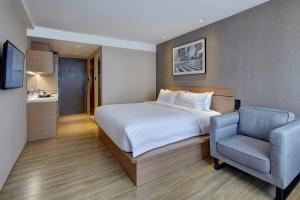 Postel nebo postele na pokoji v ubytování Bridal Tea House Hotel-Free Shuttle Bus for Canton Fair