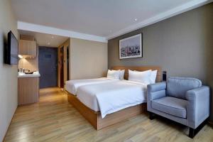 Postel nebo postele na pokoji v ubytování Bridal Tea House Hotel-Free Shuttle Bus for Canton Fair