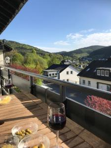 Ein Balkon oder eine Terrasse in der Unterkunft Haus Schöne Aussicht - Winterberg/Niedersfeld