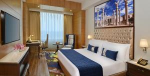 Radisson Chandigarh Zirakpur客房内的一张或多张床位