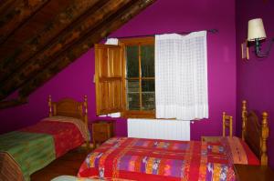 A bed or beds in a room at Hosteleria Santa Cruz