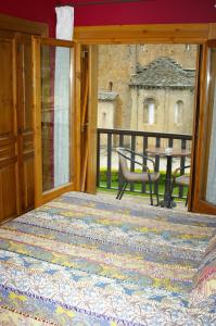 A bed or beds in a room at Hosteleria Santa Cruz