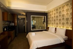 Postel nebo postele na pokoji v ubytování Inn Residence Serviced Suites - SHA Extra Plus