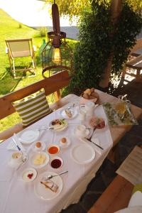 een tafel met borden eten erop bij Schiessstandhof in Montagna