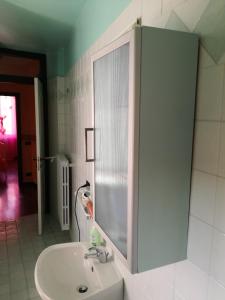 貝加莫的住宿－Casa Vacanza Bergamo Centro，一间带水槽和镜子的浴室
