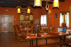 A restaurant or other place to eat at Hosteleria Santa Cruz