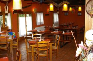 A restaurant or other place to eat at Hosteleria Santa Cruz