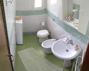 un baño con lavabo e inodoro en Dimora Liccisa, en Torre Lapillo 27 fotos más