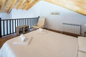 A bed or beds in a room at Os Feleitos