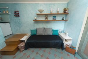 SettignanoにあるSunrise Apartmentのベッドルーム(ベッド1台、デスク、棚付)