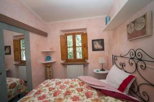 SettignanoにあるSunrise Apartmentのピンクの壁のベッドルーム1室(ベッド1台付)