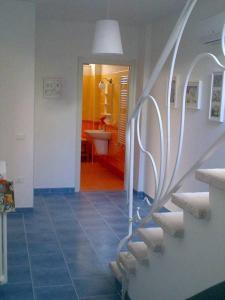 baño con escalera y baño con lavabo en Casa Vacanze MARESOLE, en Mattinata