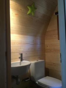 Et badeværelse på Glamping Lodge Estartit