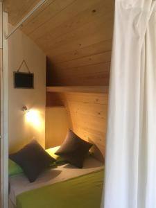 Säng eller sängar i ett rum på Glamping Lodge Estartit
