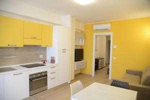 A kitchen or kitchenette at Tempo Di Sole con Serv Spiaggia