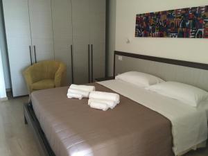 A bed or beds in a room at Tempo Di Sole con Serv Spiaggia