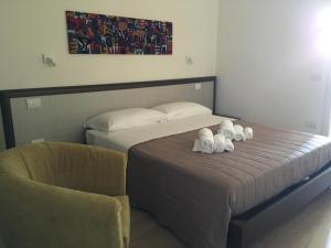 A bed or beds in a room at Tempo Di Sole con Serv Spiaggia